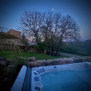 maisonnette-jardin-jacuzzi-au-coeur-de-chambles.hotels-rhonealpes.com/